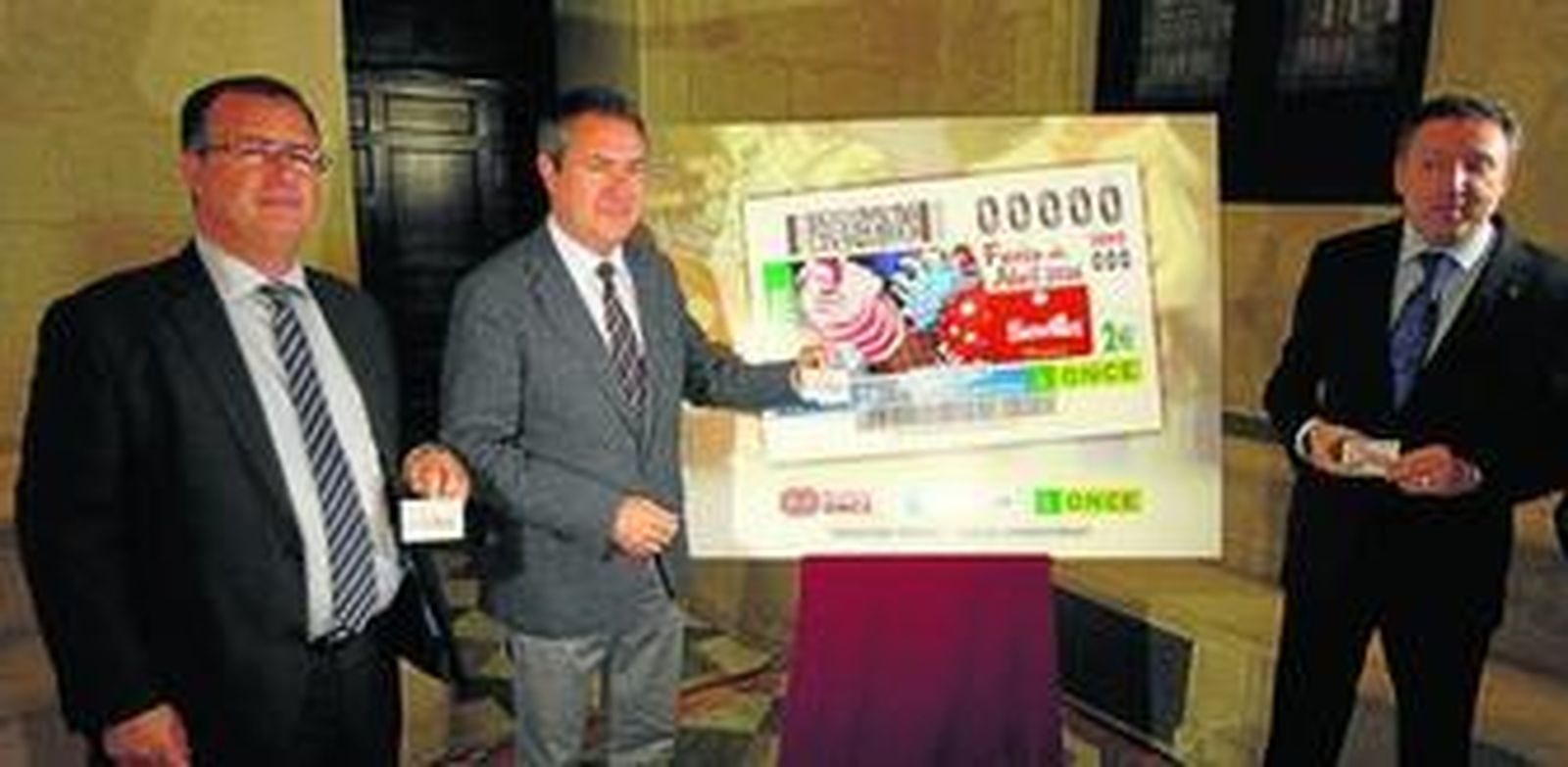 Cabrera, Espadas y Martínez presentan, ayer, el cupón que rinde homenaje a la Feria de Abril.