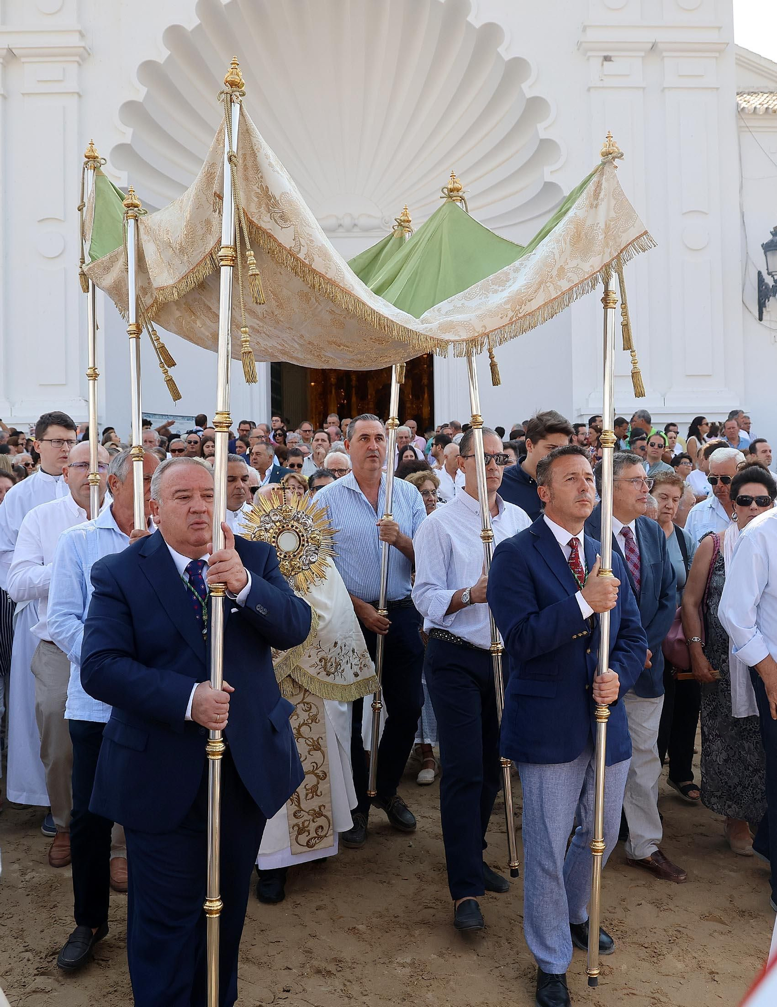 Rocío Chico 2025: Solemne Función Votiva y Procesión Eucarística, con el Santísimo bajo palio por el entorno del Santuario