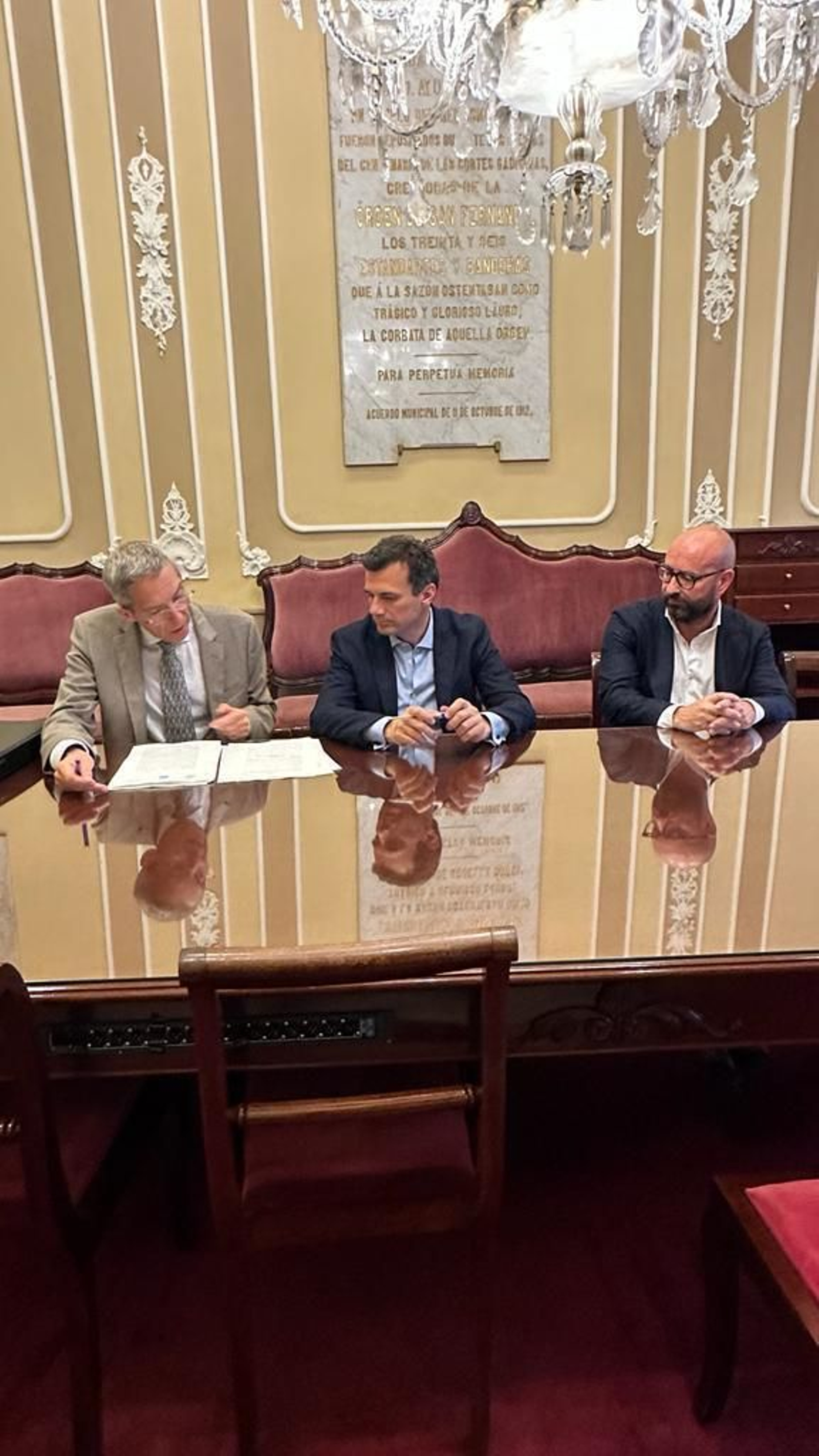 Firma del convenio en el Ayuntamiento con el alcalde y el presidente de ABU Firma del convenio en el Ayuntamiento con el alcalde y el presidente de ABU