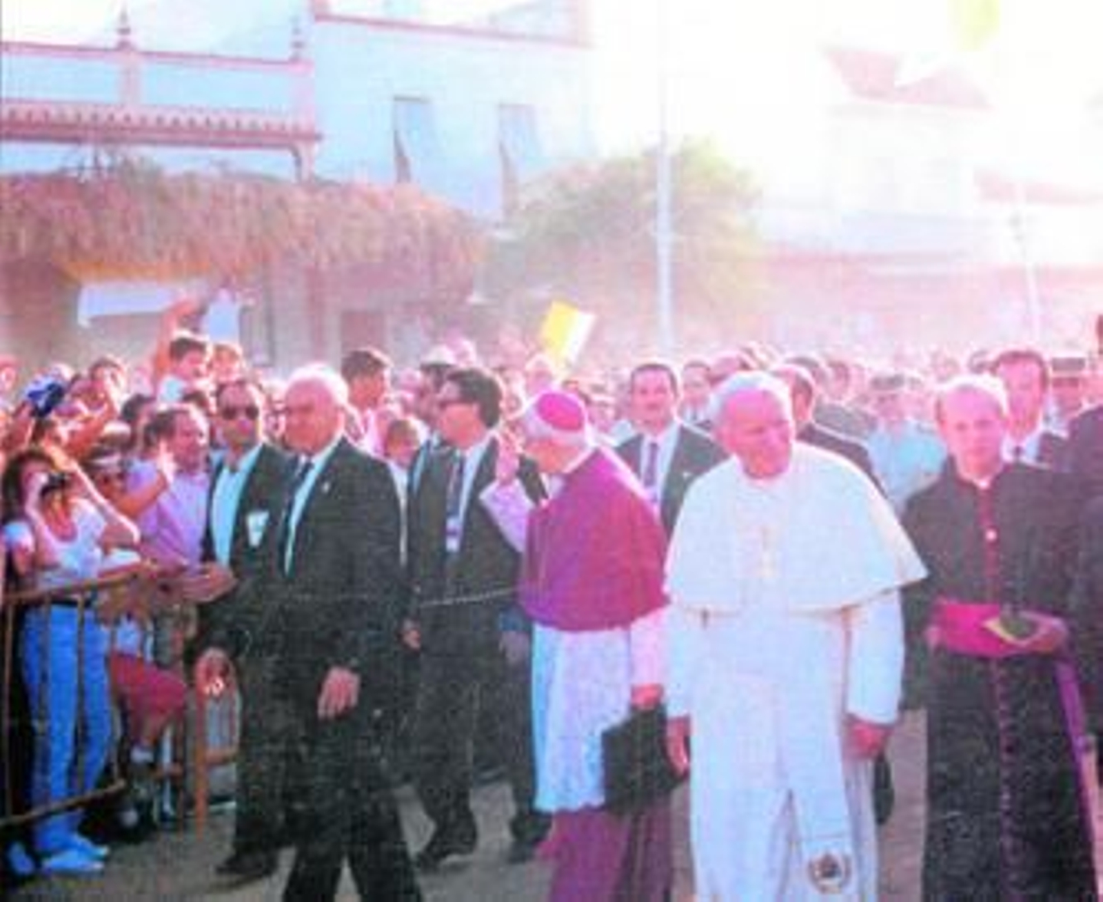 El Papa Juan Pablo II andando por la aldea camino del santuario de la Blanca Paloma en 1993. El Papa Juan Pablo II andando por la aldea camino del santuario de la Blanca Paloma en 1993.