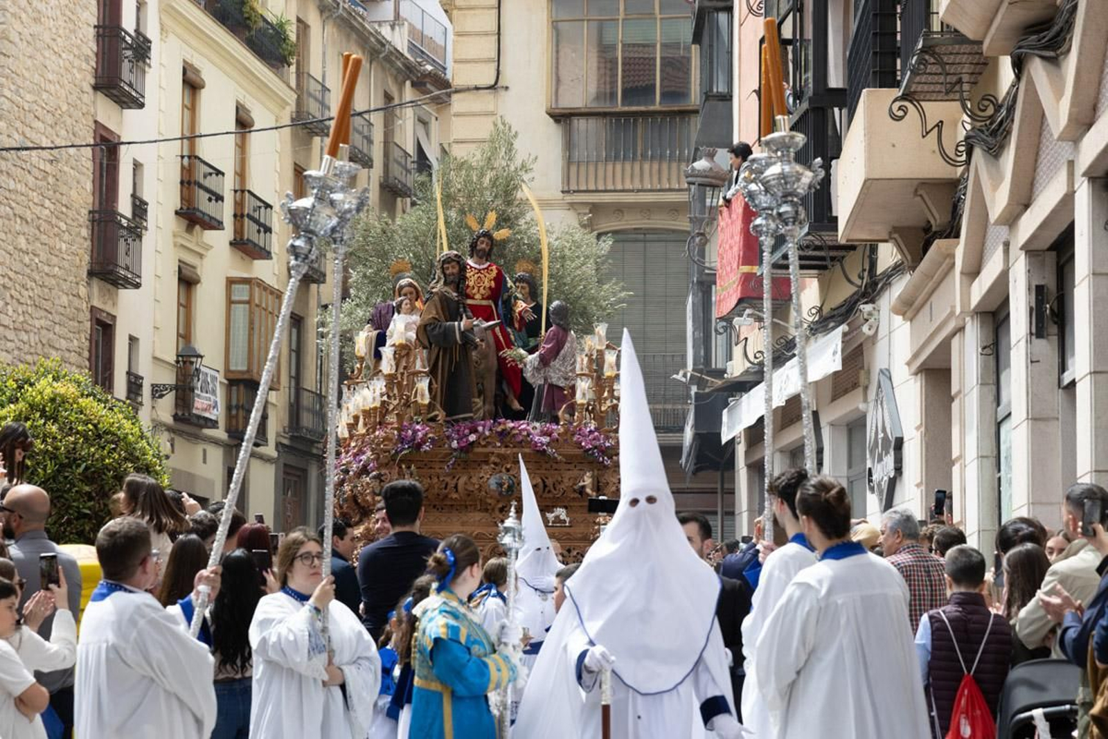 Los jiennenses se echan a la calle para presenciar la primera de las procesiones de la jornada: la Borriquilla (II)