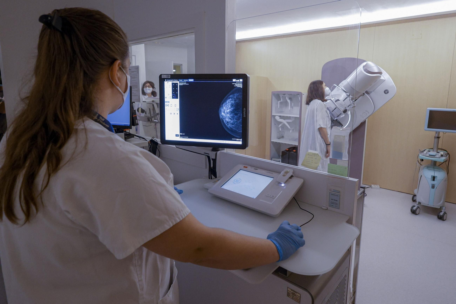 IU denuncia ante la Fiscalía a tres consejeros de Salud del PP por el cribado del cáncer de mama