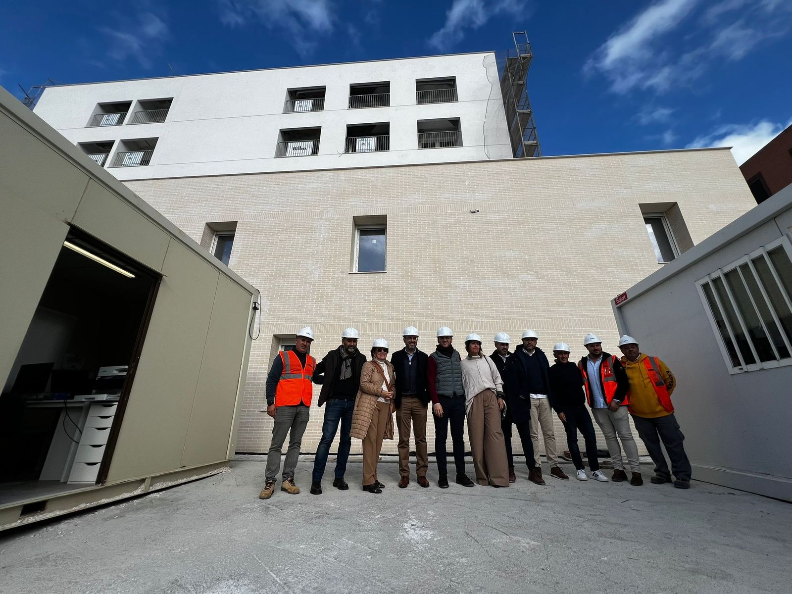 Los participantes en la visita a las instalaciones del Centro de Mayores, a las puertas del mismo.