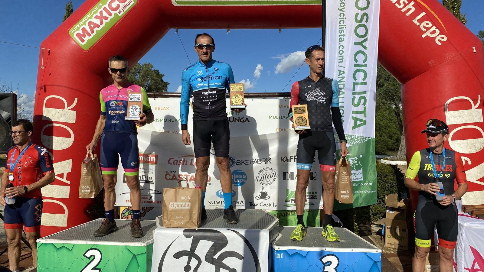 Fran Medina posa con su trofeo en lo más alto del podio.