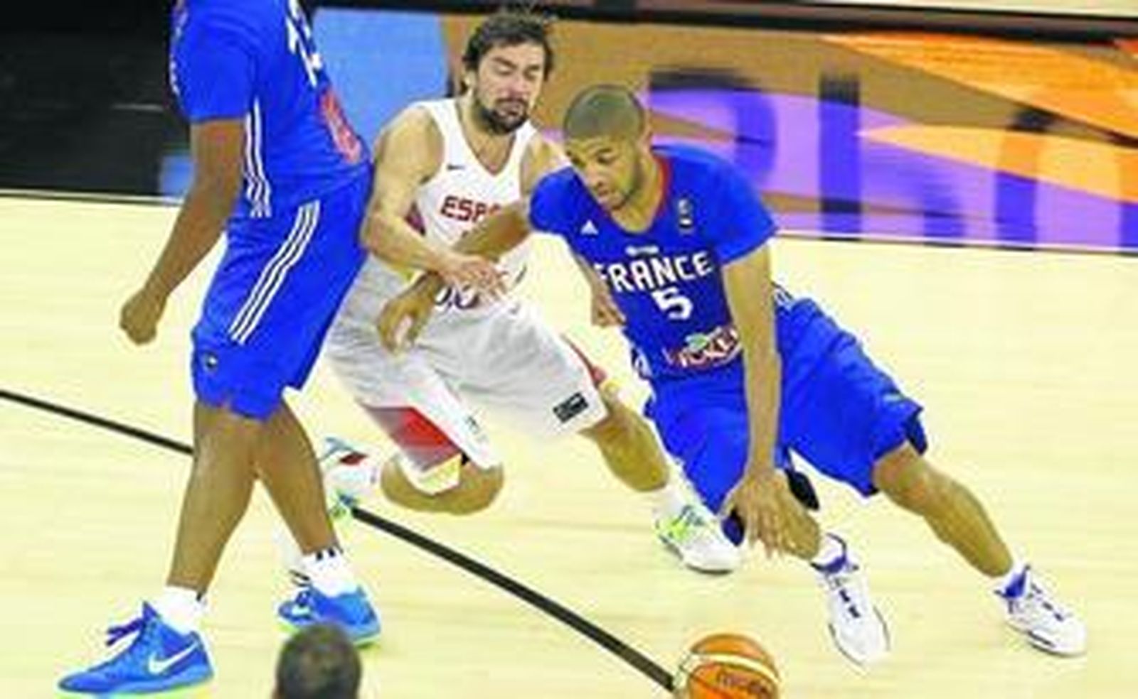 Sergio Llull es víctima de un bloque del equipo francés durante el partido de anoche en el Palacio de Deportes.