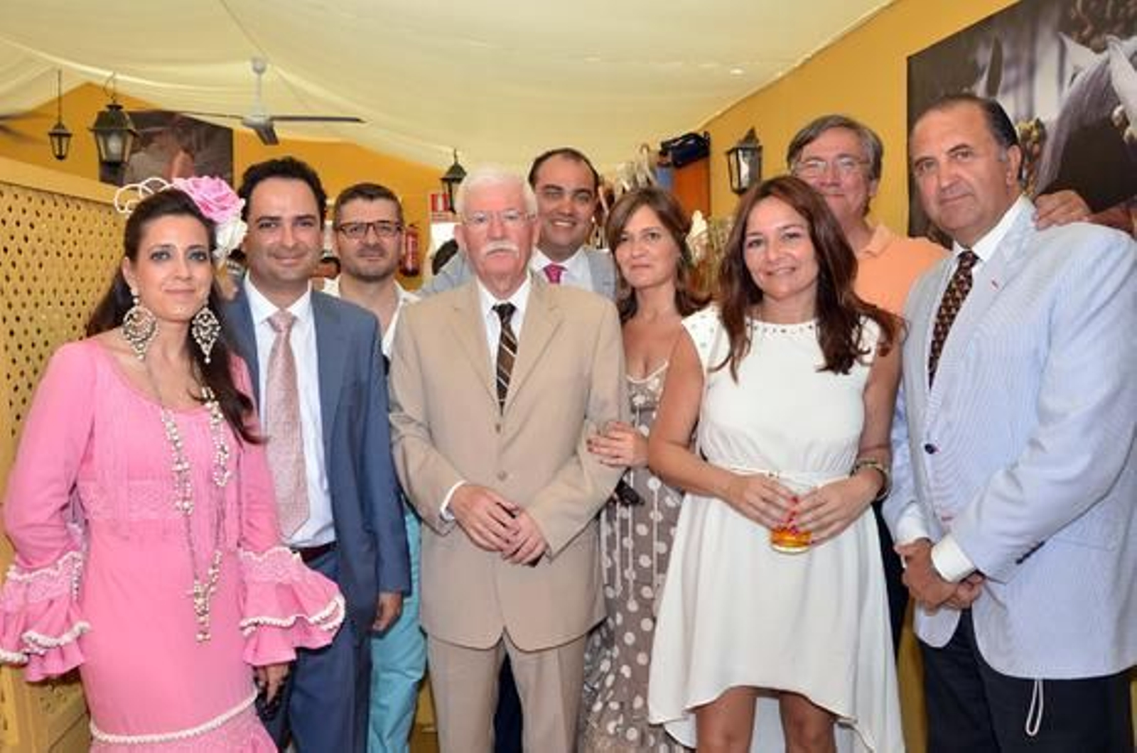 El fiscal Anticorrupción, Manuel Arjona, y su mujer Rosa Serrano estuvieron en la caseta del Diario con José Juan Moreno, juez de Sanlúcar; el ex fiscal jefe José Rabadán; el director de este periódico; Marián González, fiscal Antidroga; Sandra Rodríguez, fiscal de Jerez; Manuel Moure, redactor de Diario de Jerez, y el abogado Manuel G. Rowe. 

Foto: Manuel Aranda