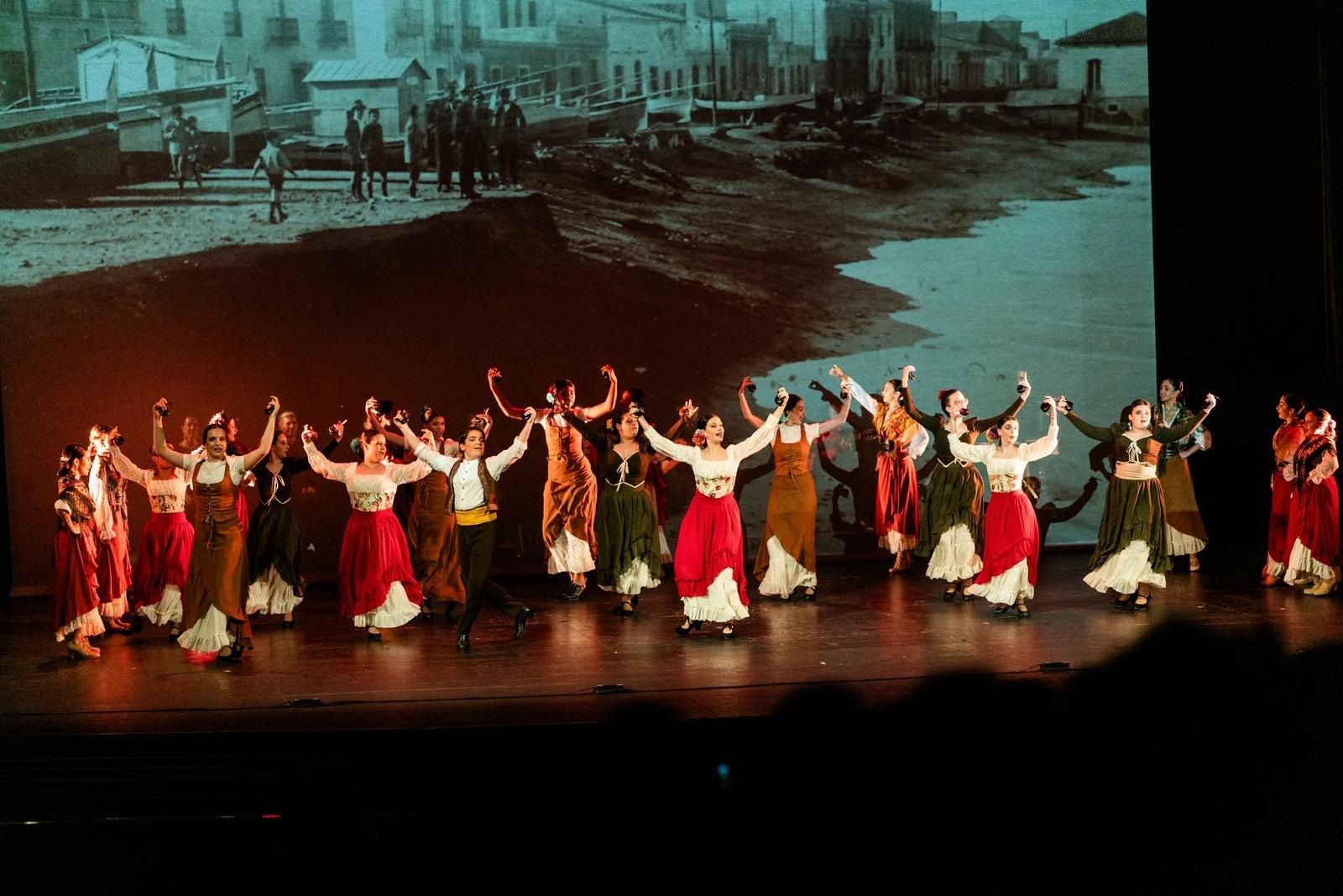 Alumnos de 1º de Danza Española durante la actuación Carmen Dauset.