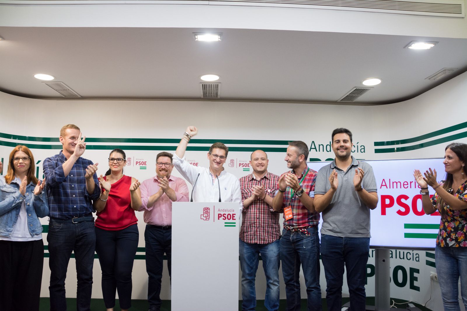 Sánchez Teruel celebró la victoria en la sede provincial arropado por su equipo de campaña, los que ahora lo acompañarán en su nueva ejecutiva provincial.