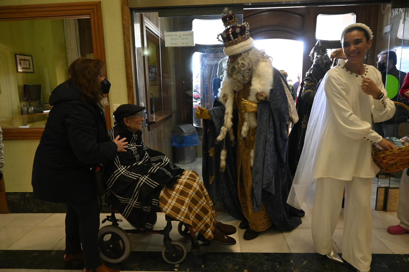 Visita de los Reyes Magos a los ancianos de los asilos de Huelva, en imágenes