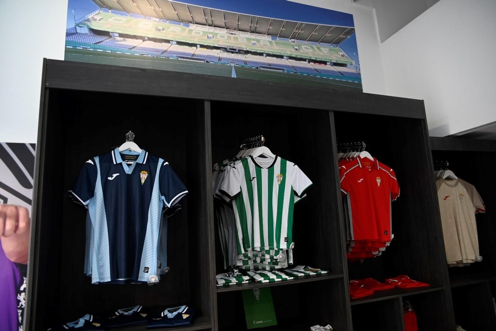Las mejores fotos del primer día de venta de las nuevas camisetas del Córdoba CF