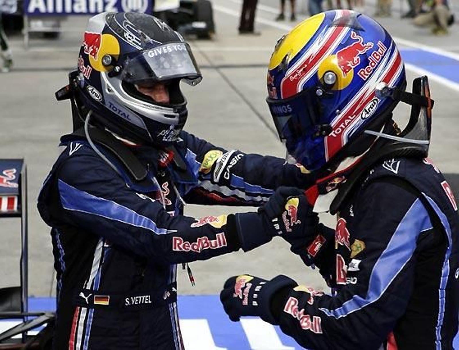 Mark Webber felicita a Sebastian Vettel, ganador en el Gran Premio de Malasia.

Foto: Reuters / Afp Photo / Efe