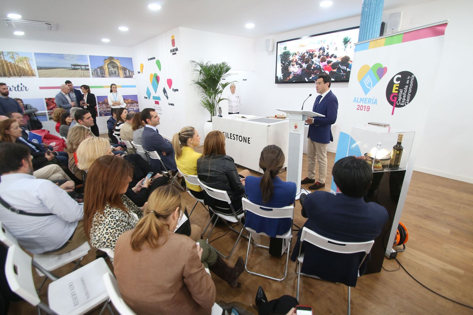 Las imágenes de la visita de Juanma Moreno a Almería