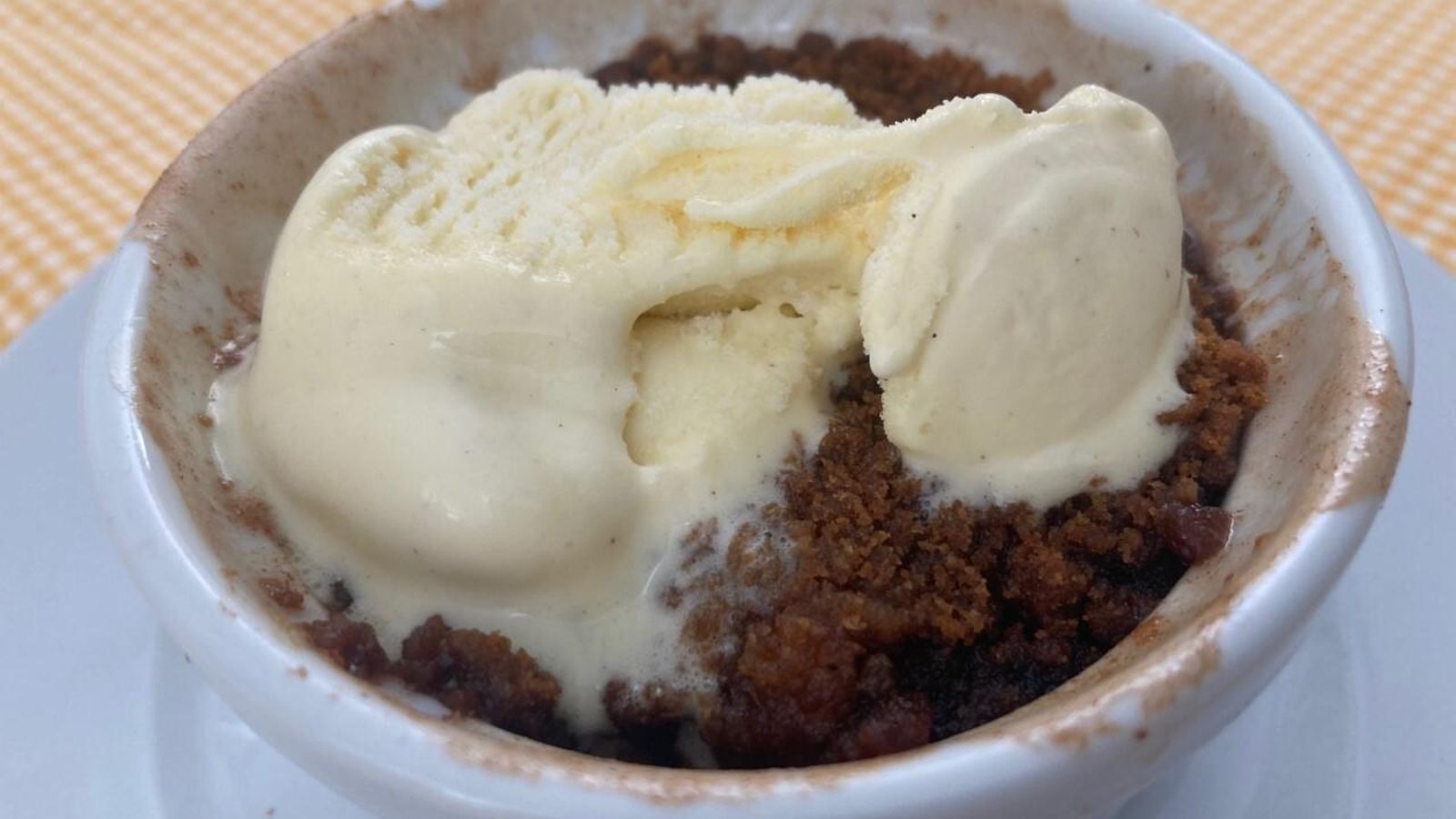 'Crumble' de manzanas salteadas con miel, azúcar, canela y helado de vainilla.