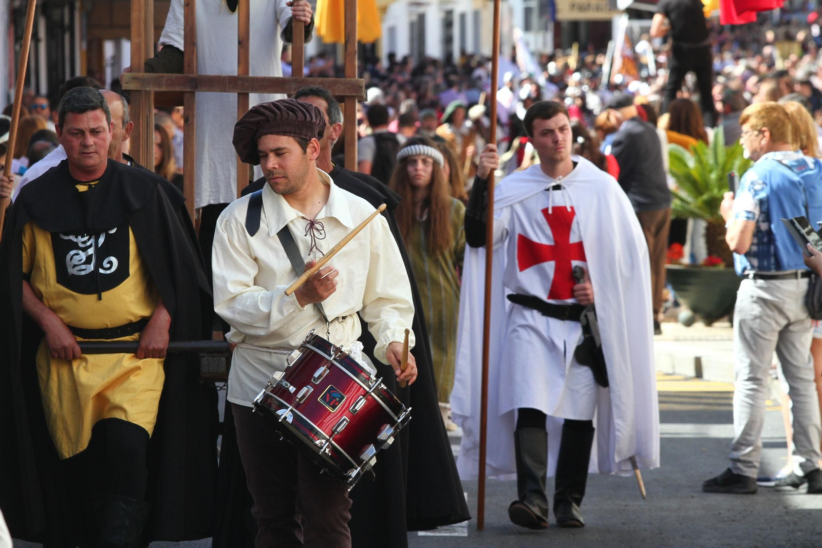 Imágenes del desfile de la XIX Feria Medieval del Descubrimiento, en Palos de la Frontera