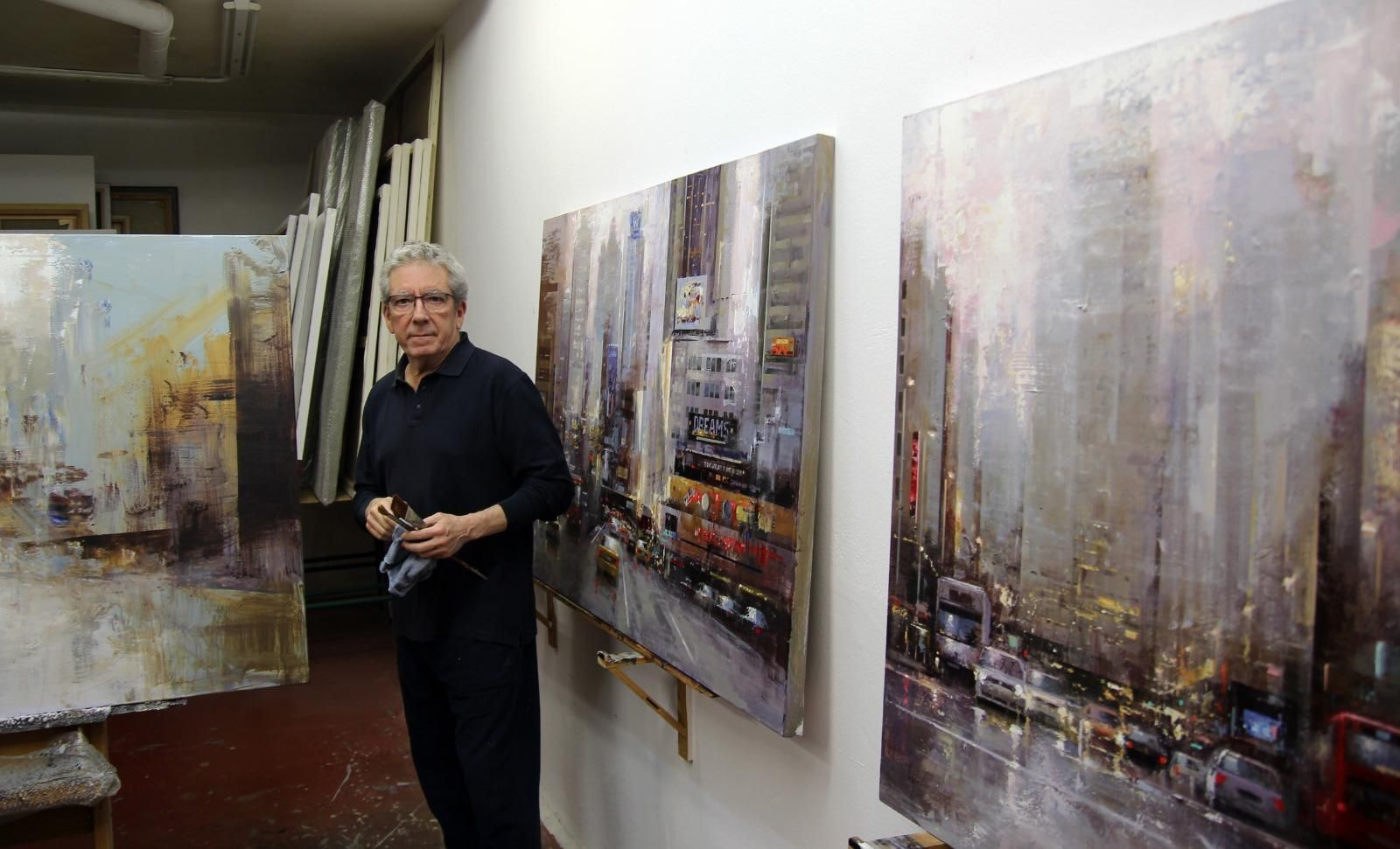 Ricardo Galán Urréjola posa junto a la obra que dará forma a la portada de su libro