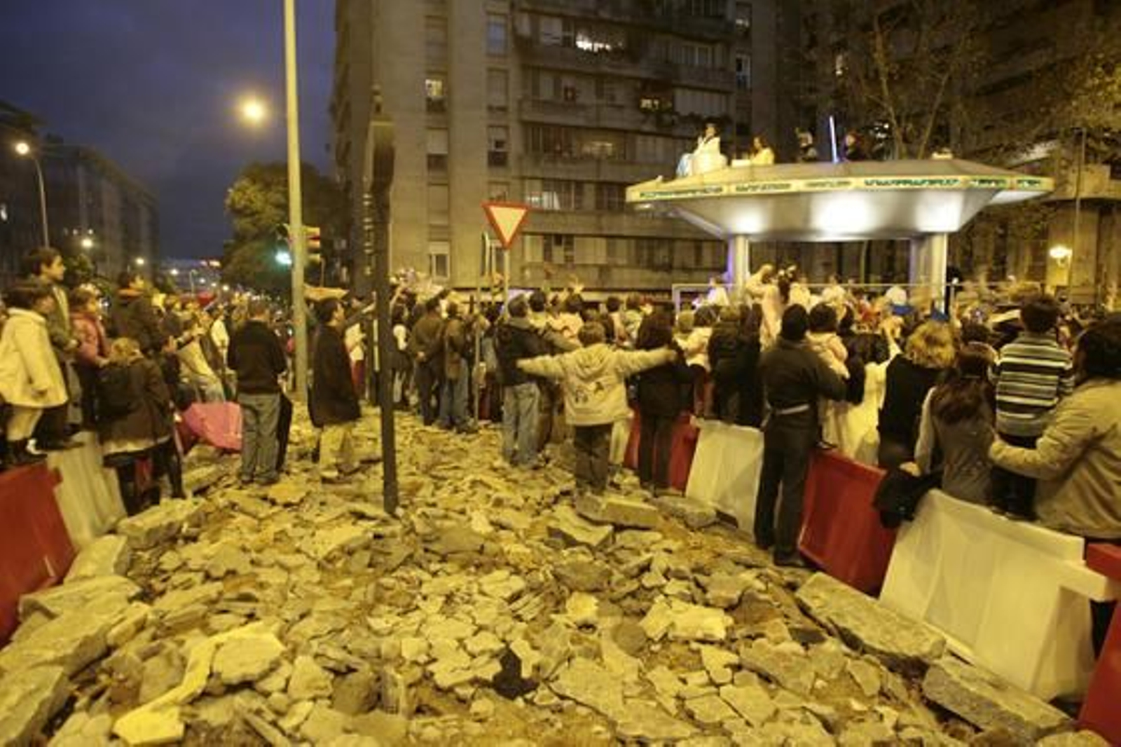 Con la carroza futurista inspirada en La Guerra de las Galaxias al fondo, también se ha podido observar durante el cortejo las zonas de obras de la ciudad.  Foto: Juan Carlos Muñoz