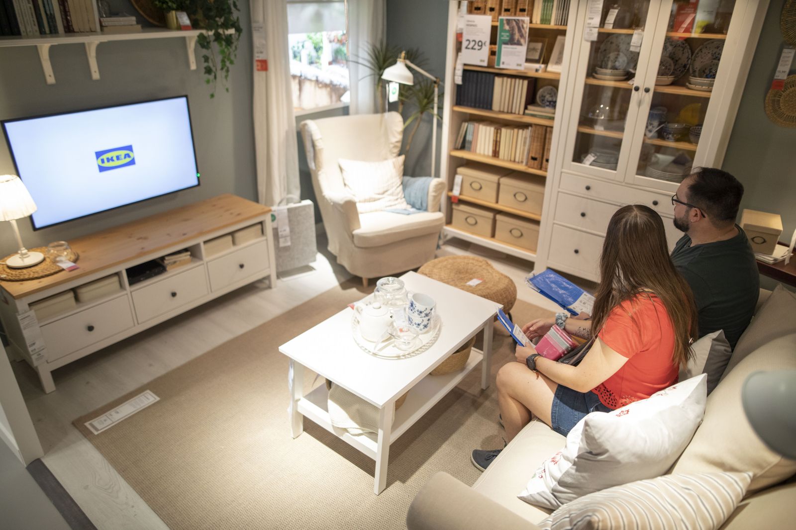 Una pareja se sienta en un espacio del Ikea del Centro Comercial Nevada Shopping