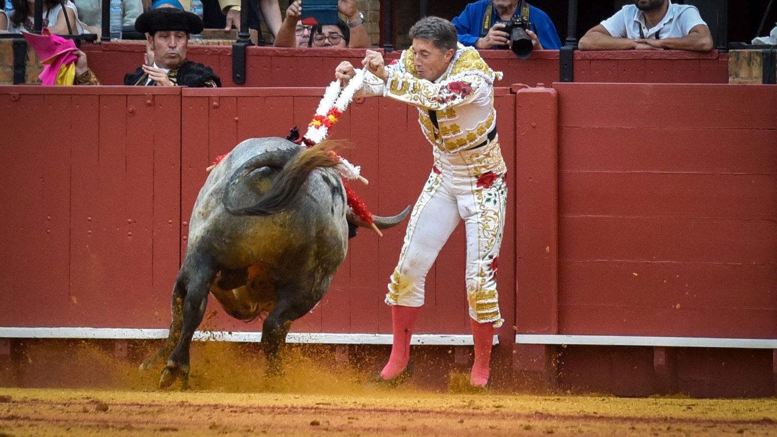 Arriesgado par de banderillas de Manuel Escribano entablerado. Arriesgado par de banderillas de Manuel Escribano entablerado.