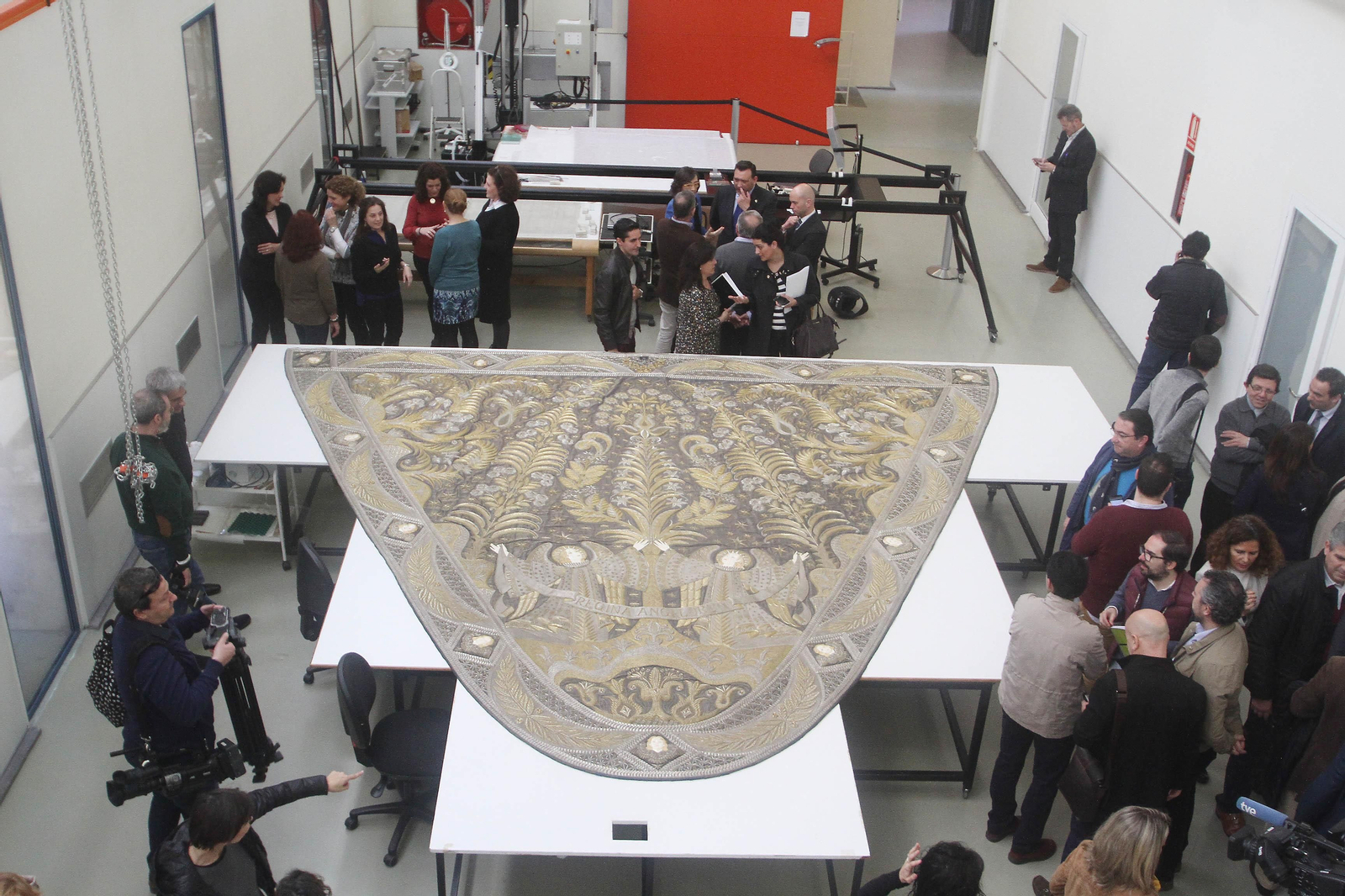 El manto de la Virgen de los Ángeles ya restaurado, en imágenes