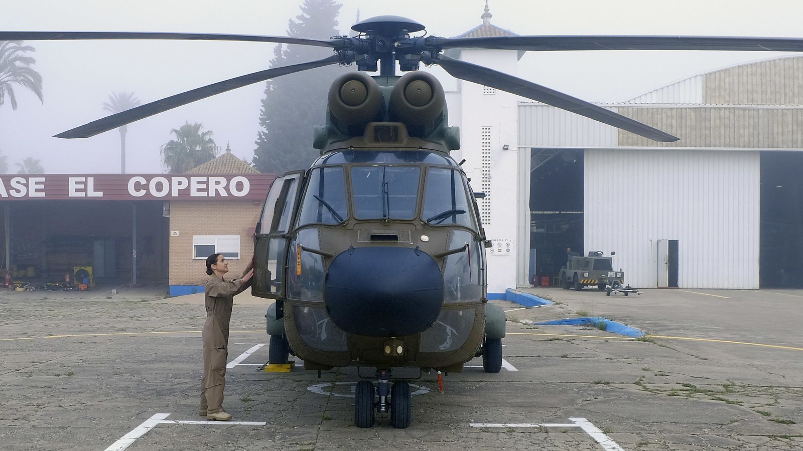 La comandante Gala Gallego revisa un helicóptero Cougar  en El Copero.