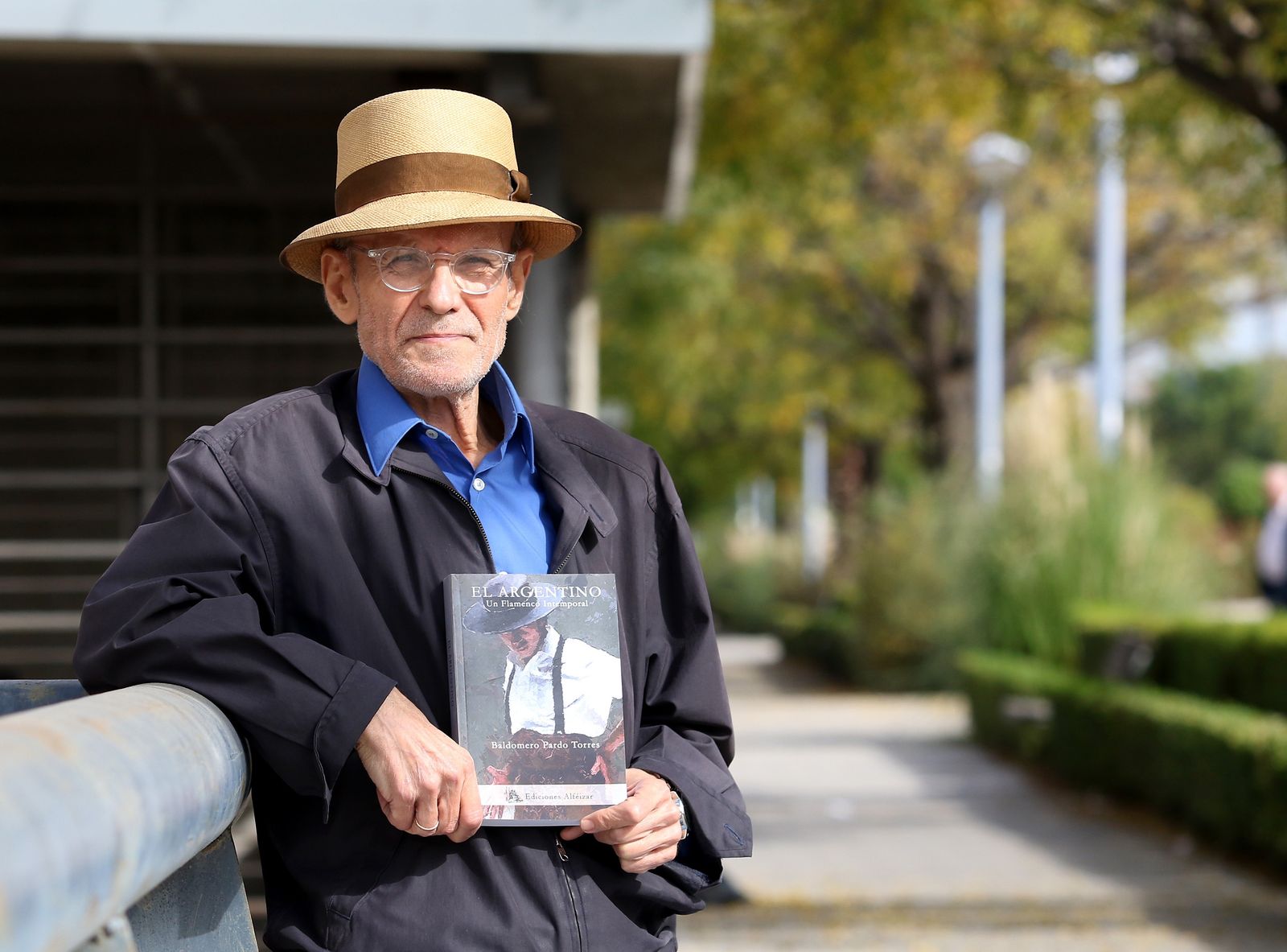 Baldomero Pardo, con el libro.