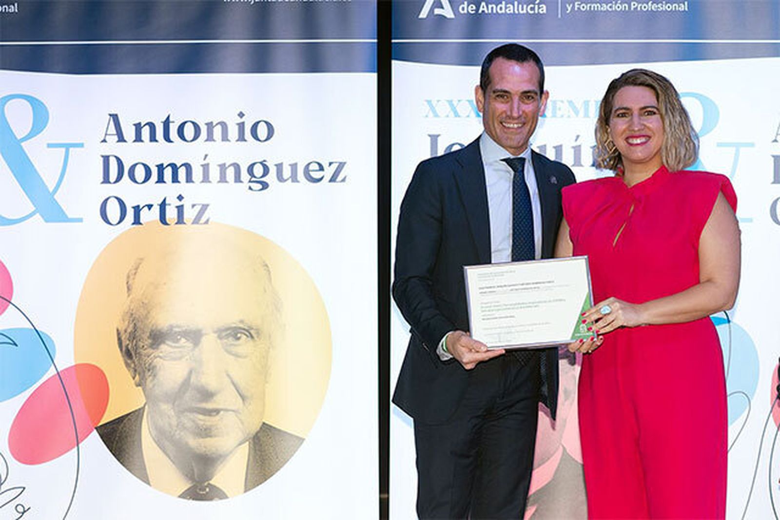 La profesora de la UMA María Fernández  recoge el primer premio.