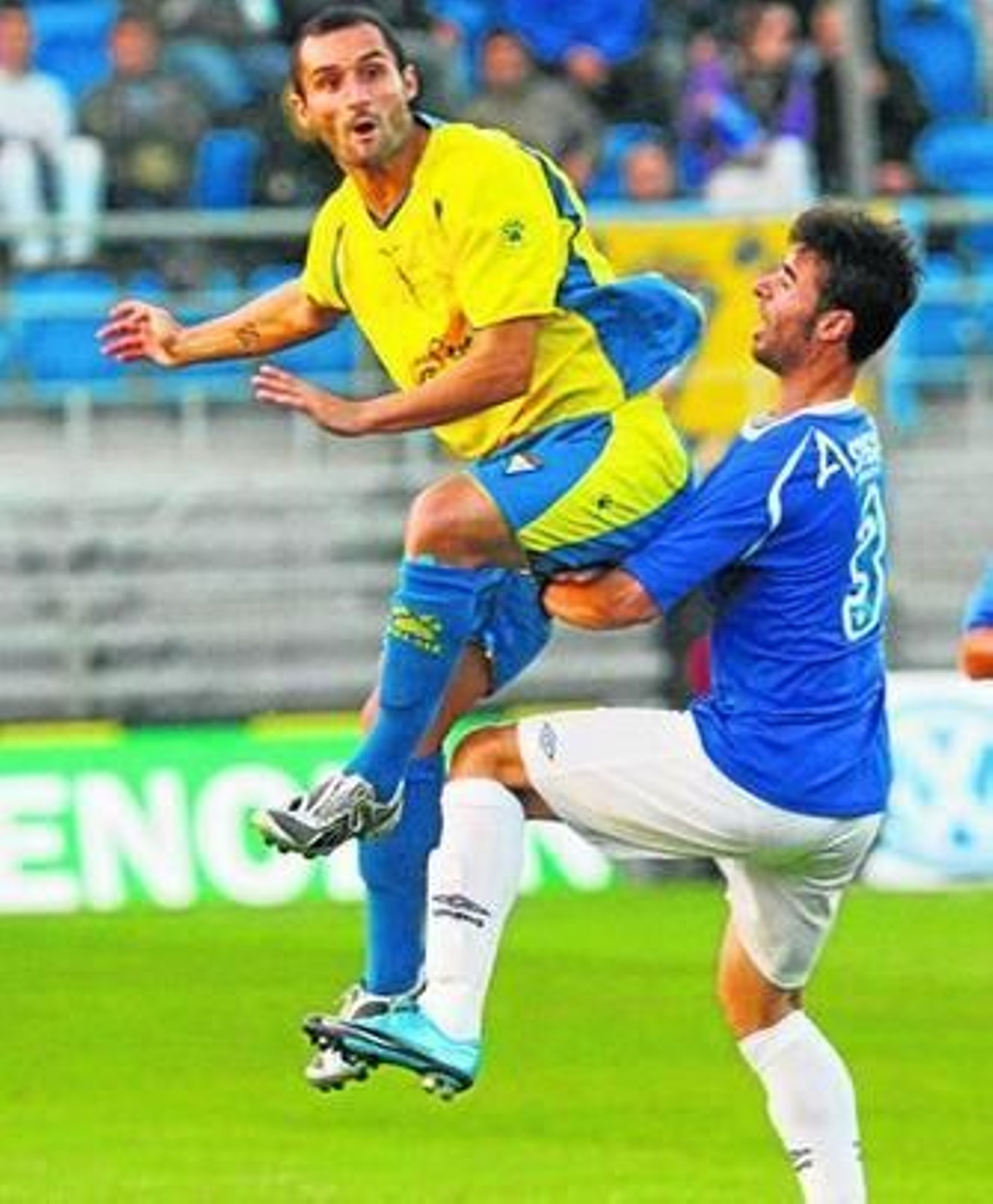 Un lance del Cádiz/Écija, dos de los clubes que deben liquidar deudas esta semana.