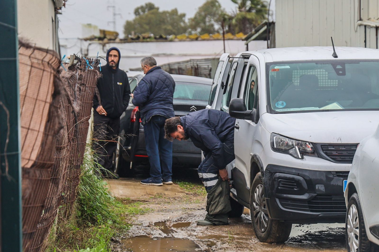 Fotografías del desalojo de familias y animales en Peguerillas por la borrasca Leonardo