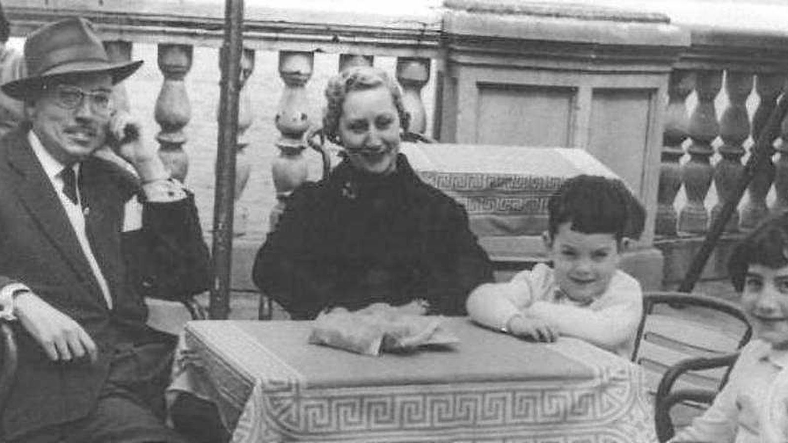 José Ramón Bensusan y Esperanza Fedriani junto a dos de sus hijos, Tomás y Esperanza.
