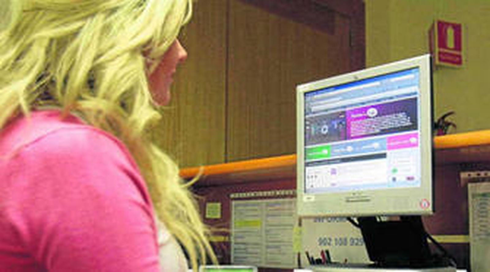 Una usuaria visita la página web del Andalucía Lab.