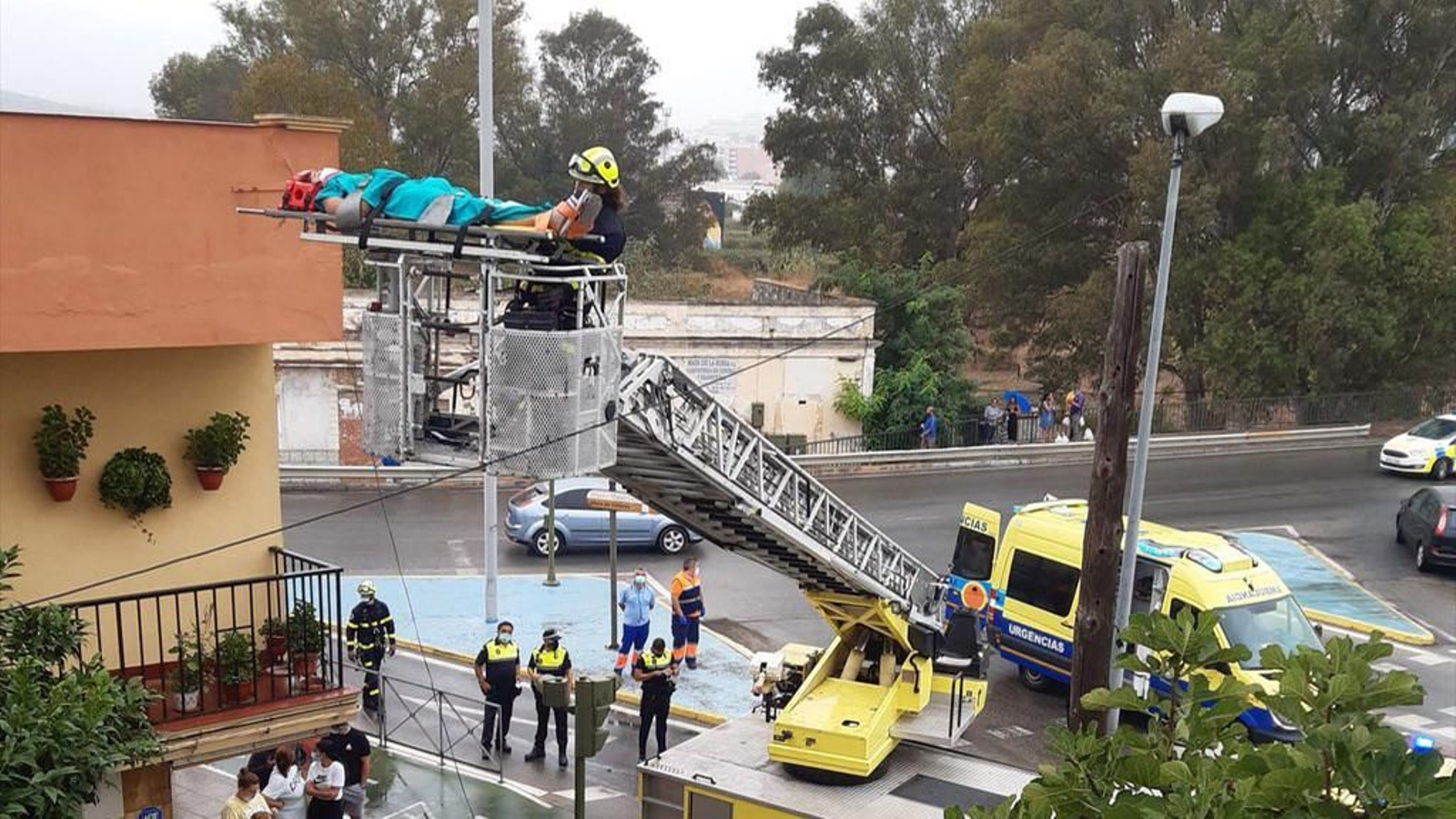 El rescate de la herida, con una autoescala.
