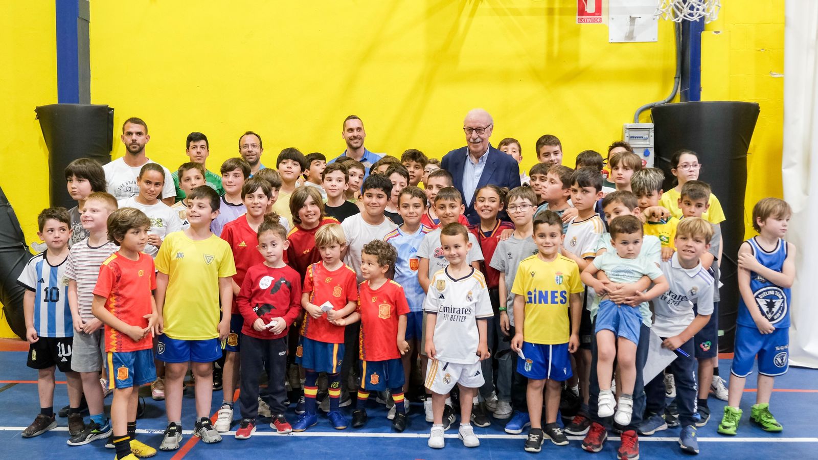 Del Bosque, rodeado de los niños de las escuelas municipales.