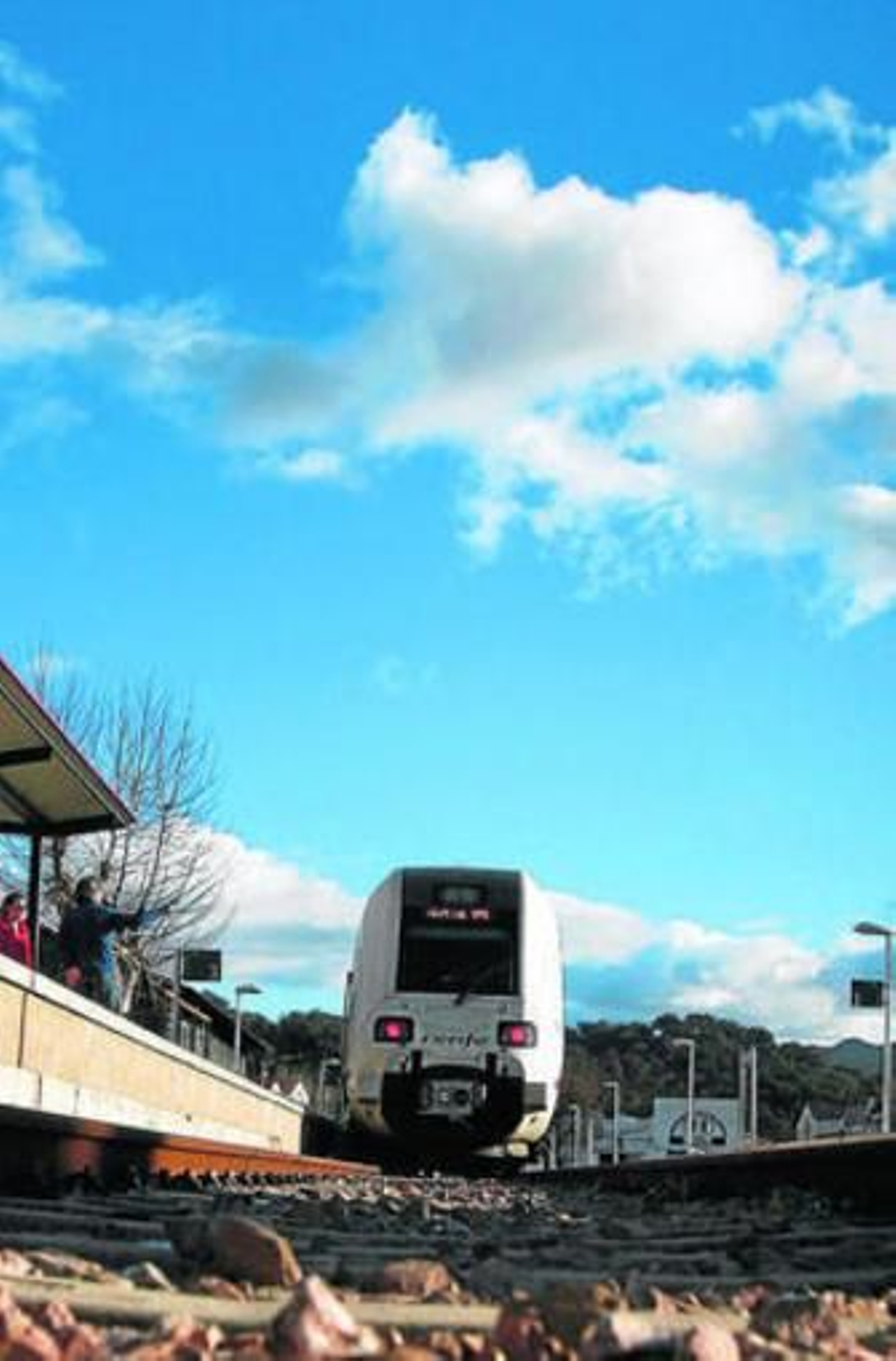 Un tren parado junto a los andenes de la estación de Huelva.