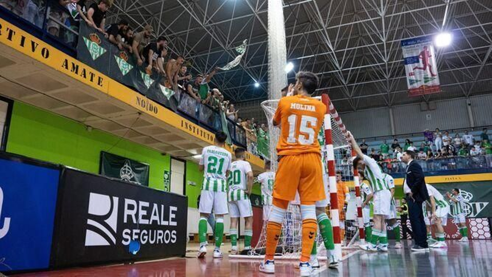 Los jugadores del Betis Futsal agradecen el apoyo de sus aficionados tras consumarse el descenso.