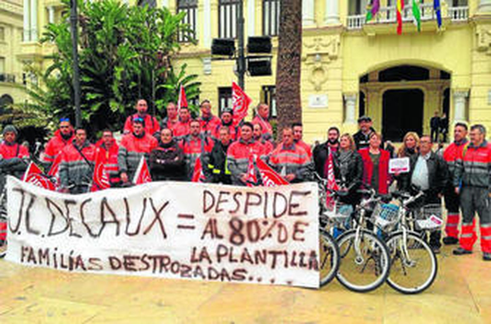 Protesta que los trabajadores de Cemusa realizaron la semana pasada ante el Ayuntamiento.
