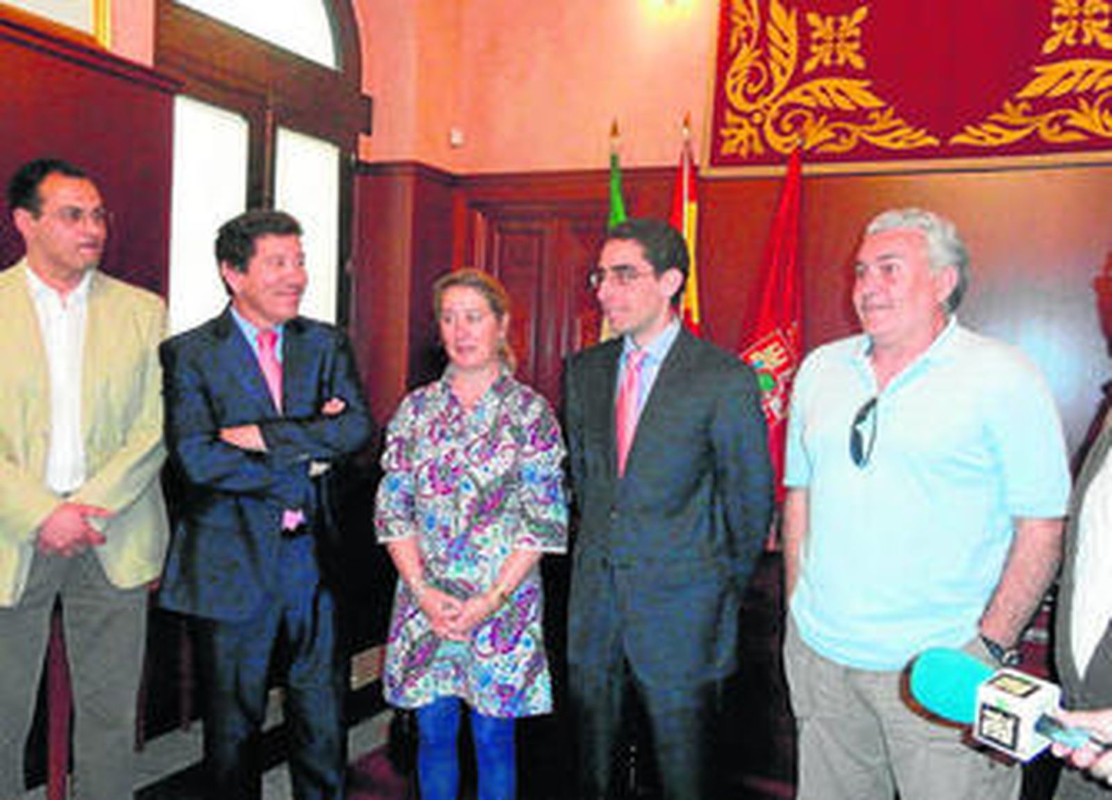 El galardonado posa entre sus padres, durante el acto de entrega del premio.