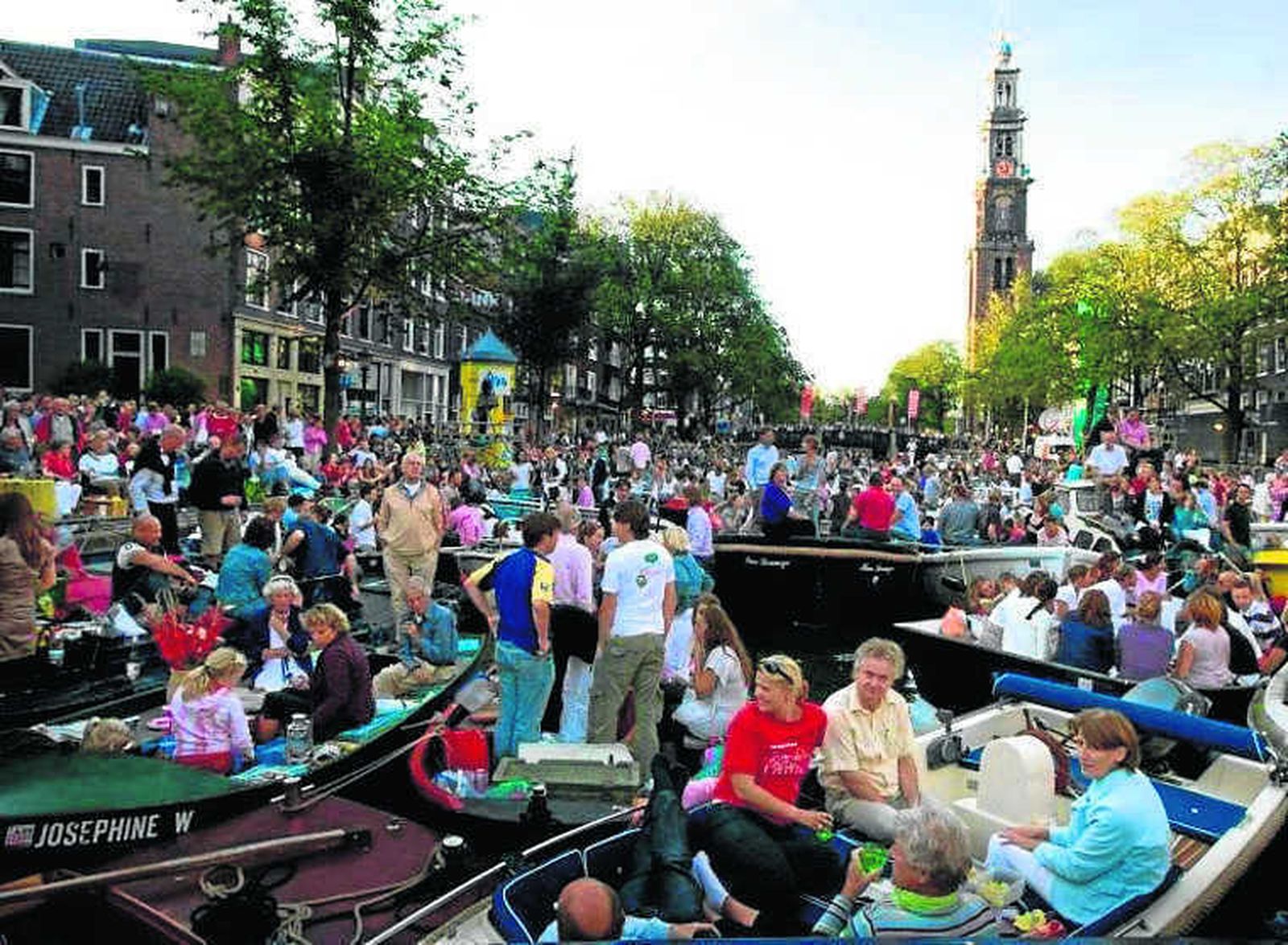 Miles de turistas participan en el conocido Festival del Canal de Ámsterdam, en una imagen de archivo.