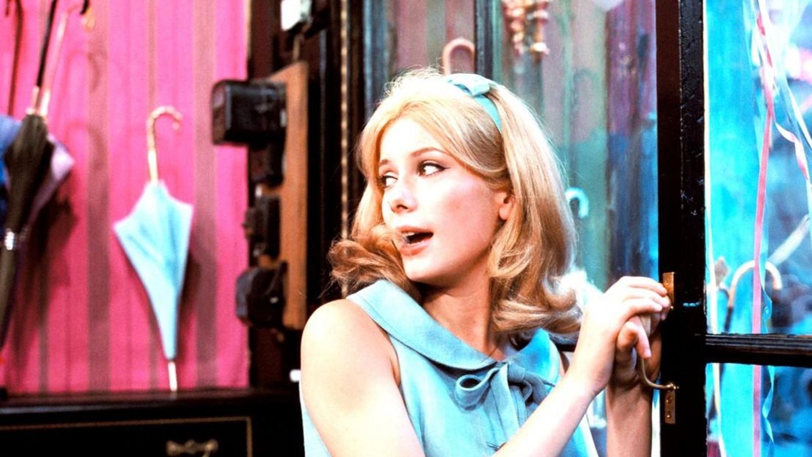 Catherine Deneuve, en 'Los paraguas de Cherburgo' (1964) de Jacques Demy, su gran piedra de toque.