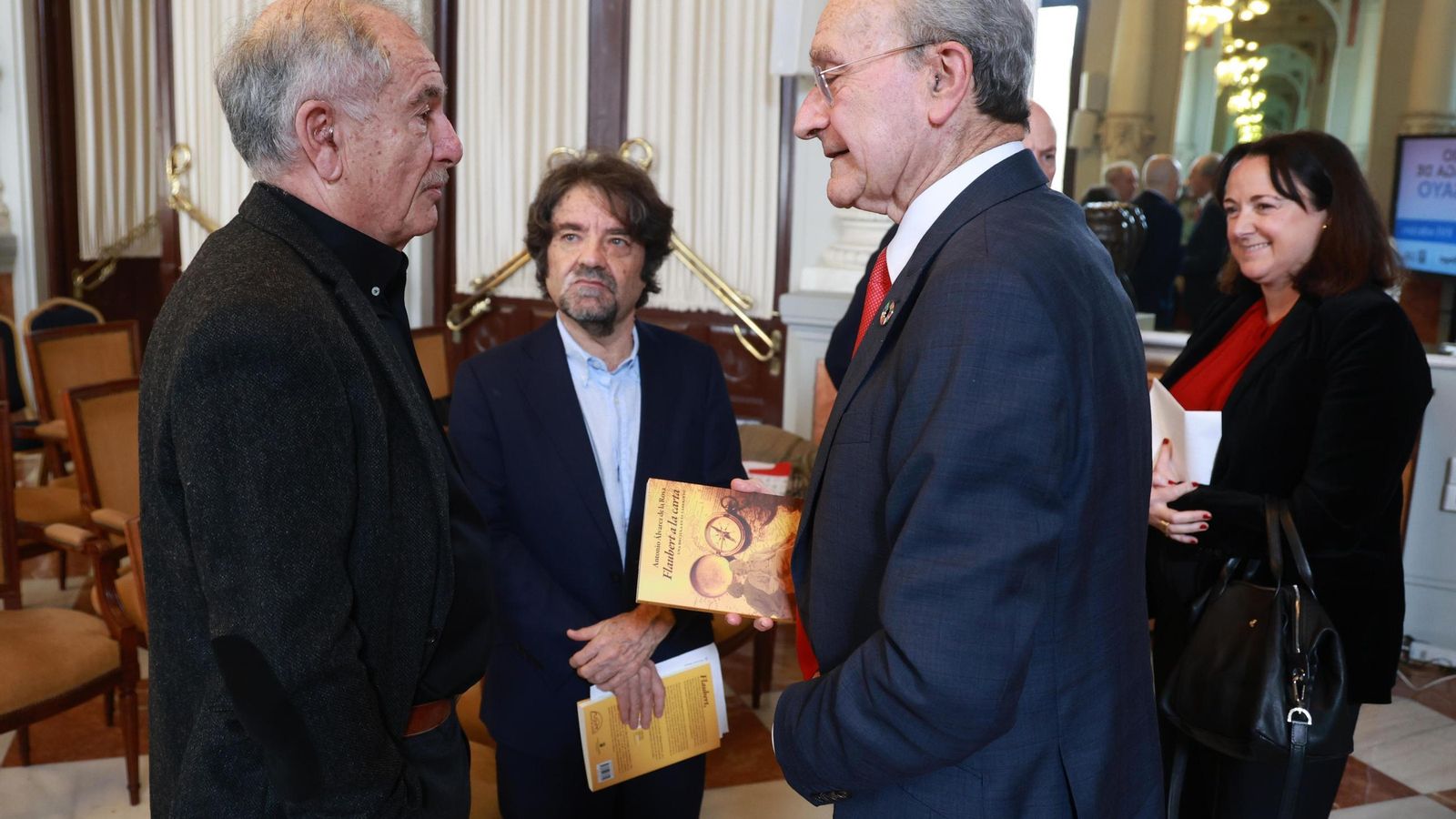 El autor conversa con Francisco de la Torre junto a Juan Casamayor y Mariana Pineda.