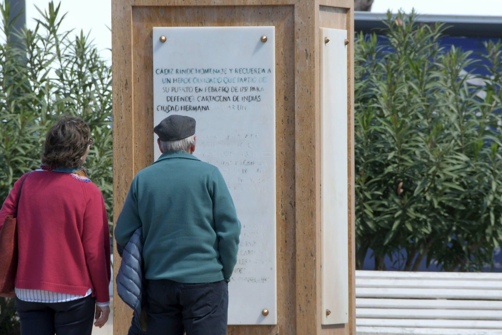 Dos personas contemplan el deteriorado monumento a Blas de Lezo.