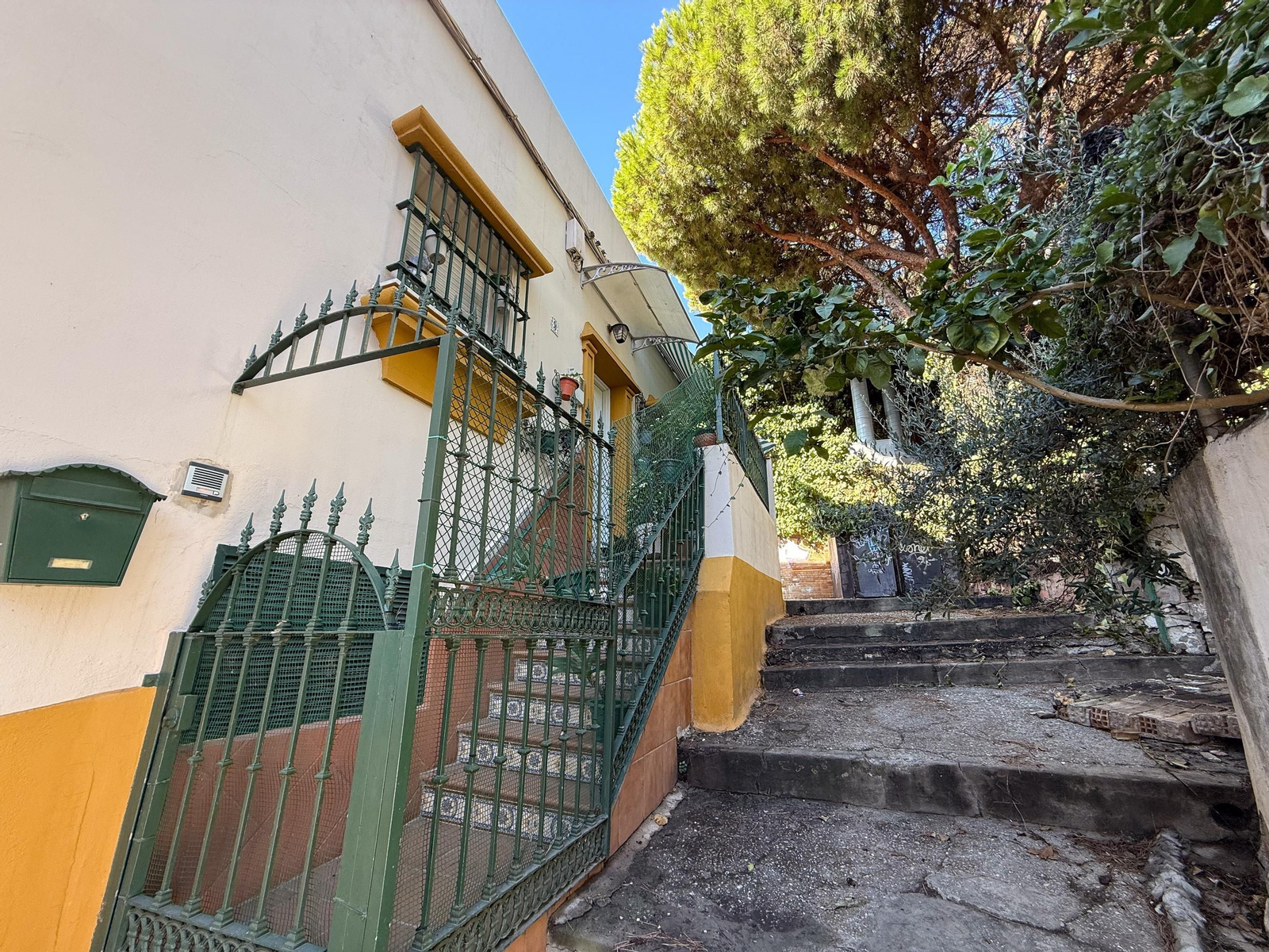 Así ha quedado el callejón quemado de madrugada en la calle Sindicalista Luis Cobos de Algeciras