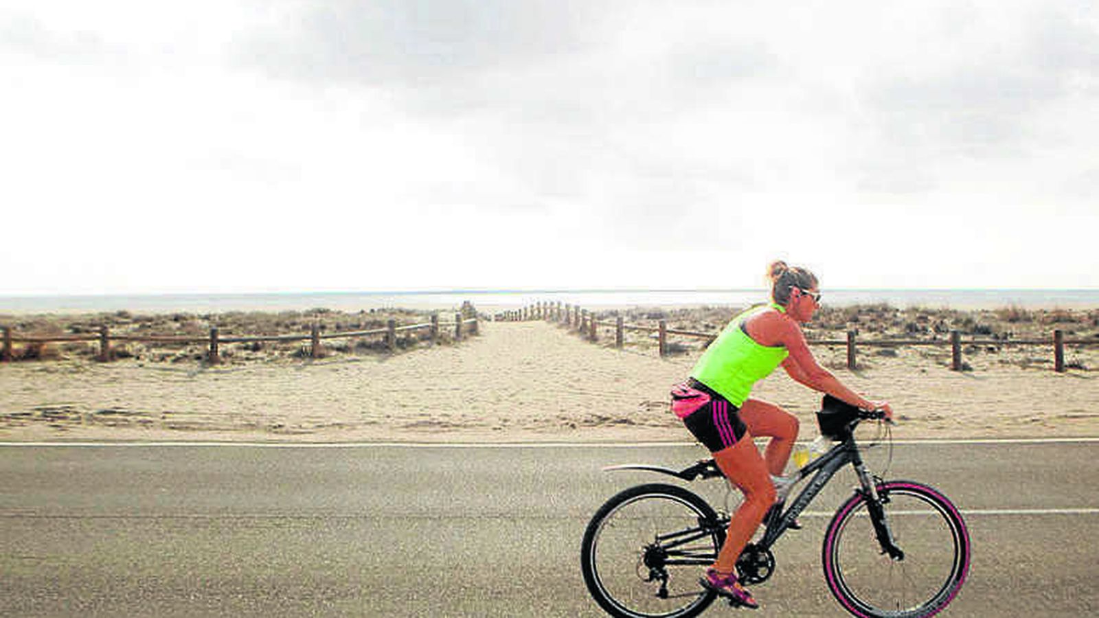 Ciclista por el litoral del Cabo de Gata, Almería.