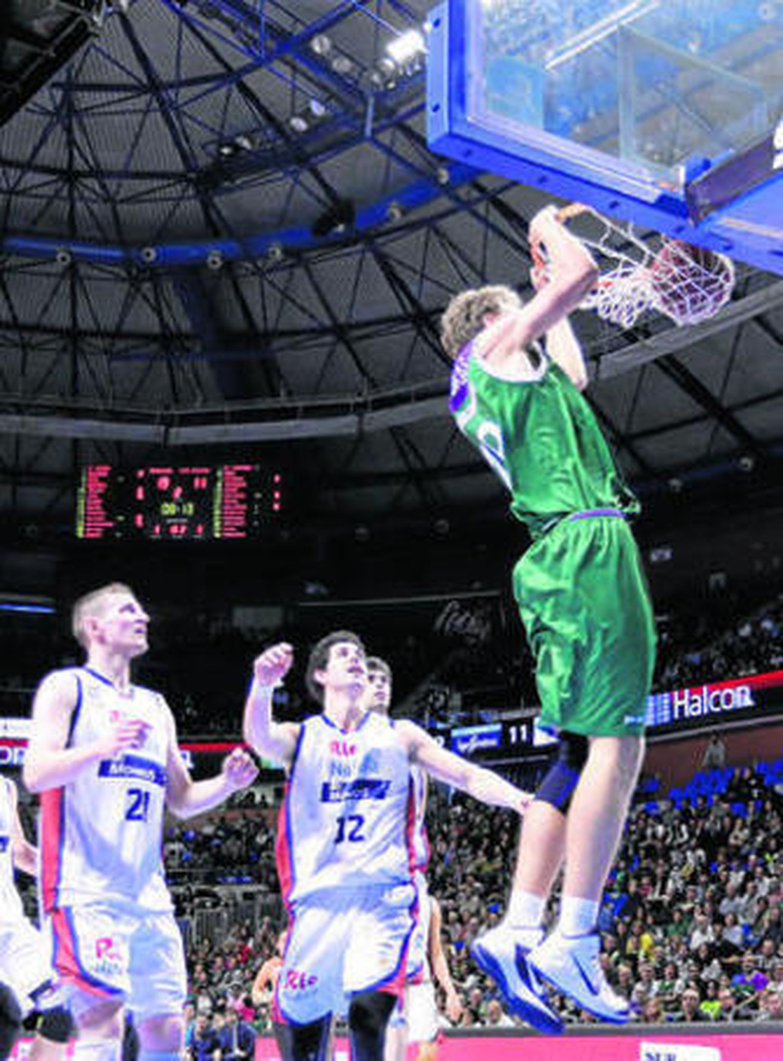 Kuzminskas realiza un mate ante la mirada de los defensores gallegos.