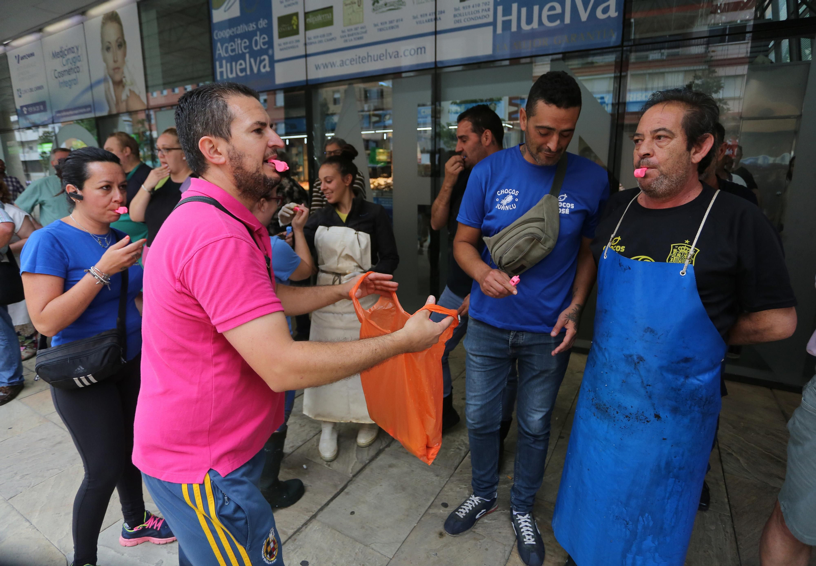 Más imágenes de la protesta de los minoristas del mercado de San Sebastián