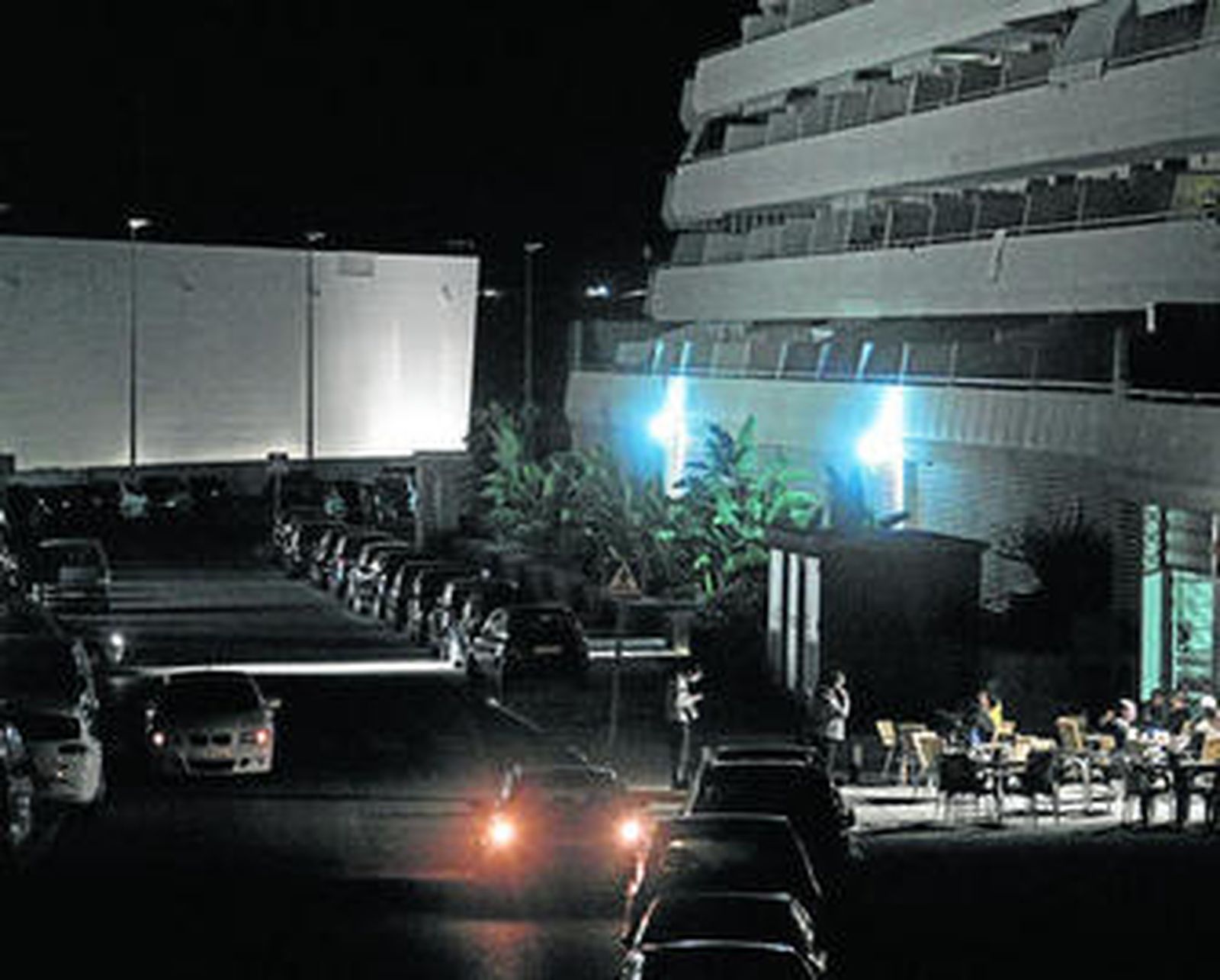 Un par de farolas instaladas en la urbanización Mirador de la Bahía por los vecinos.