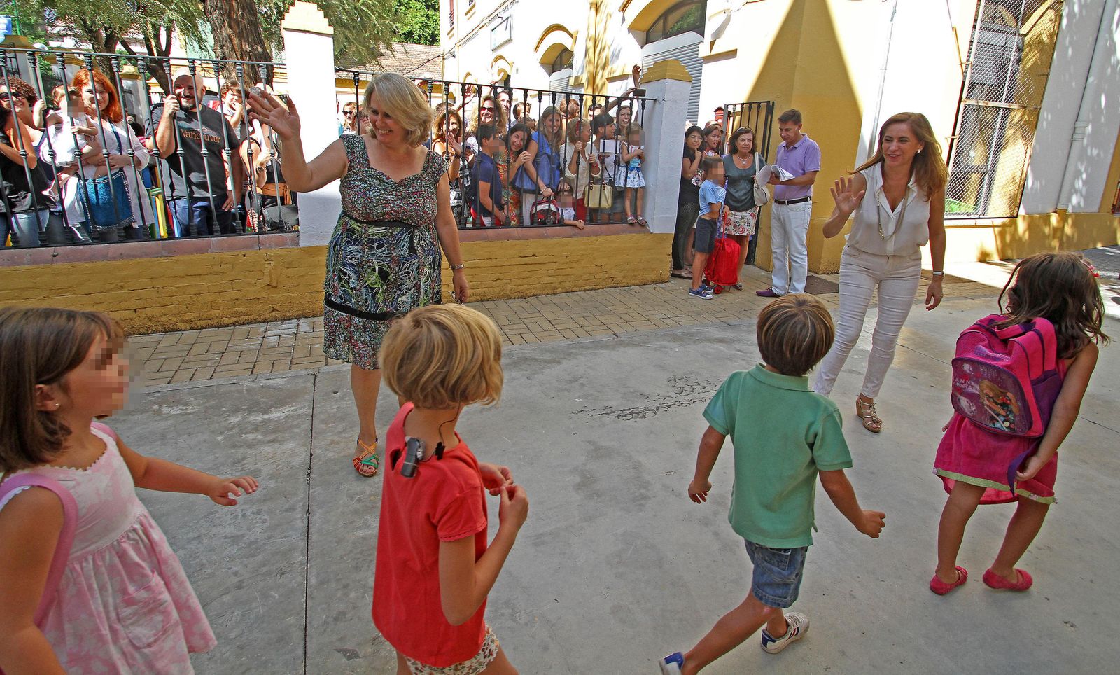 Los niños entran en fila al colegio el primer día de clase.