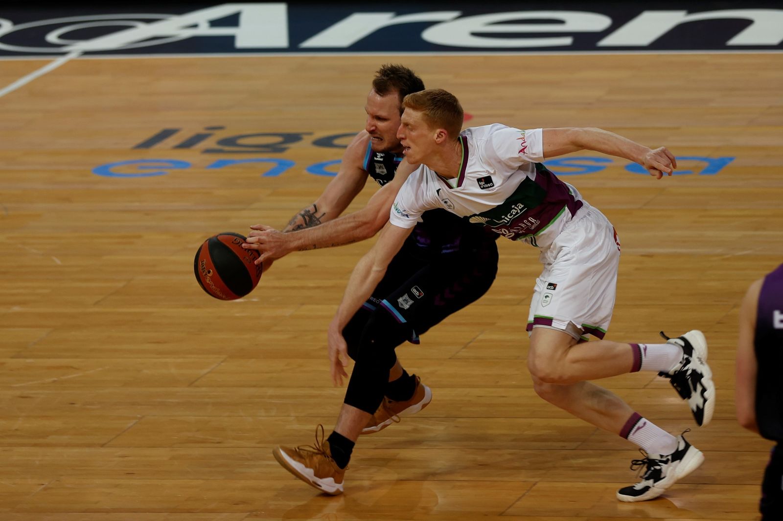 Alberto Díaz y Rafa Luz pelean por un balón.
