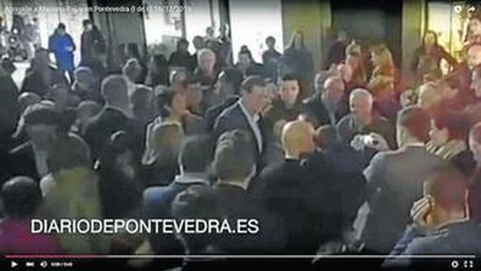 Rajoy, con el presidente gallego Núñez Feijóo y un simpatizante popular.