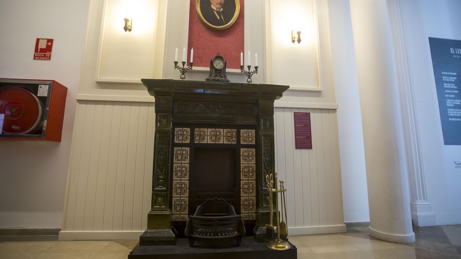 La chimenea expuesta en la sala del Legado Británico.