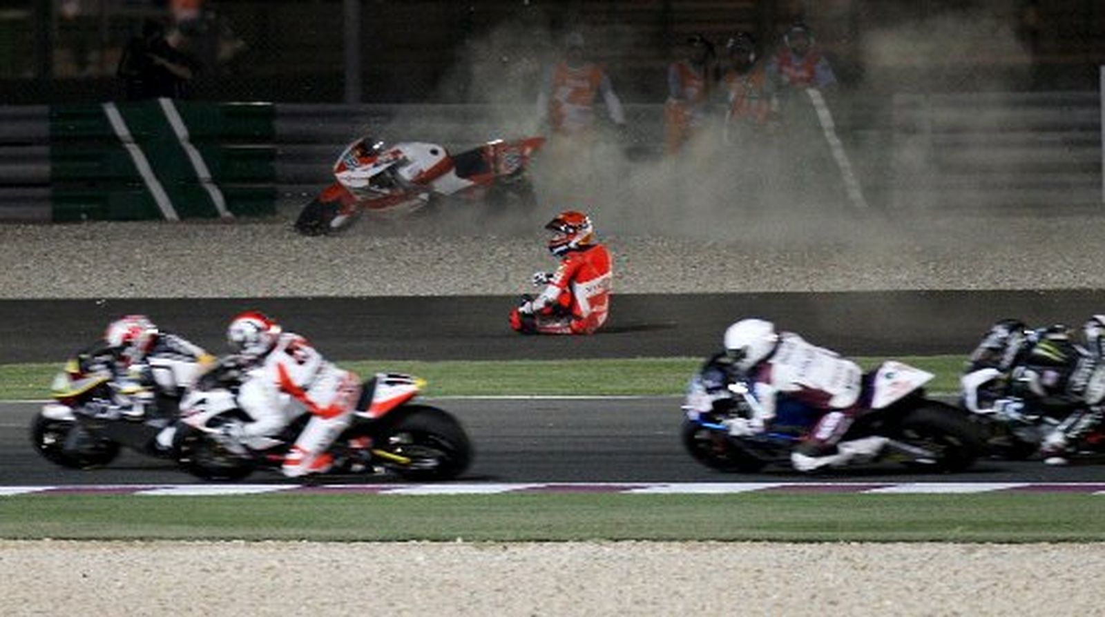 El alemán Stefan Bradl (Suter) se vio involucrado en una caída junto al sanmarinense Alex de Angelis

Foto: Agencias